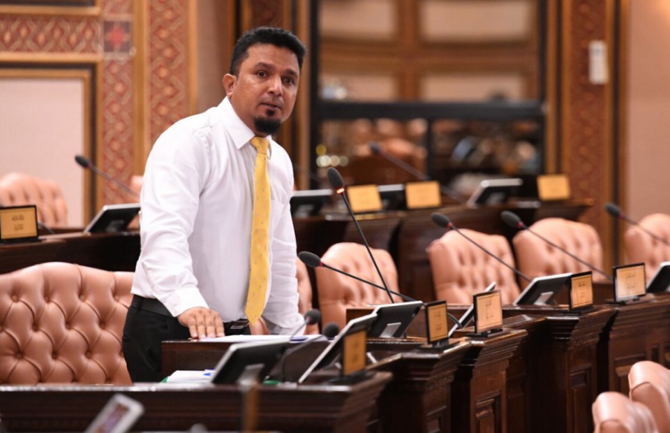 Beyruge contractor innah dhey faisaa in nagaa tax 10% ah bodu kuranee