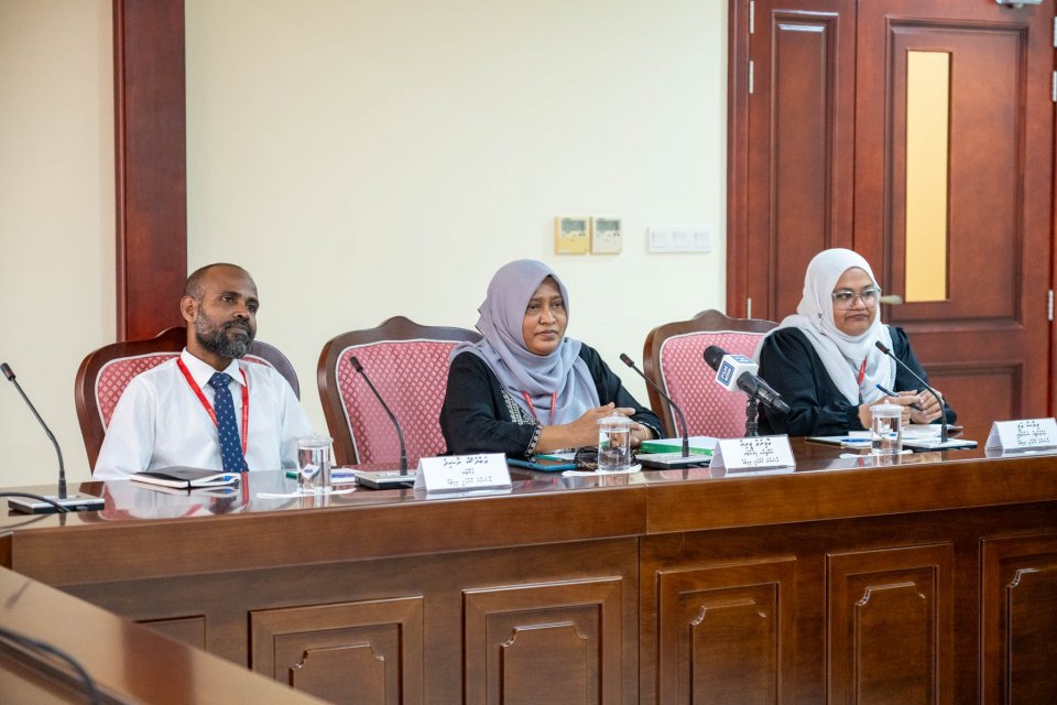 Aasandhaige kharadhu thah control kuran fiyavalhu thakeh alhanee