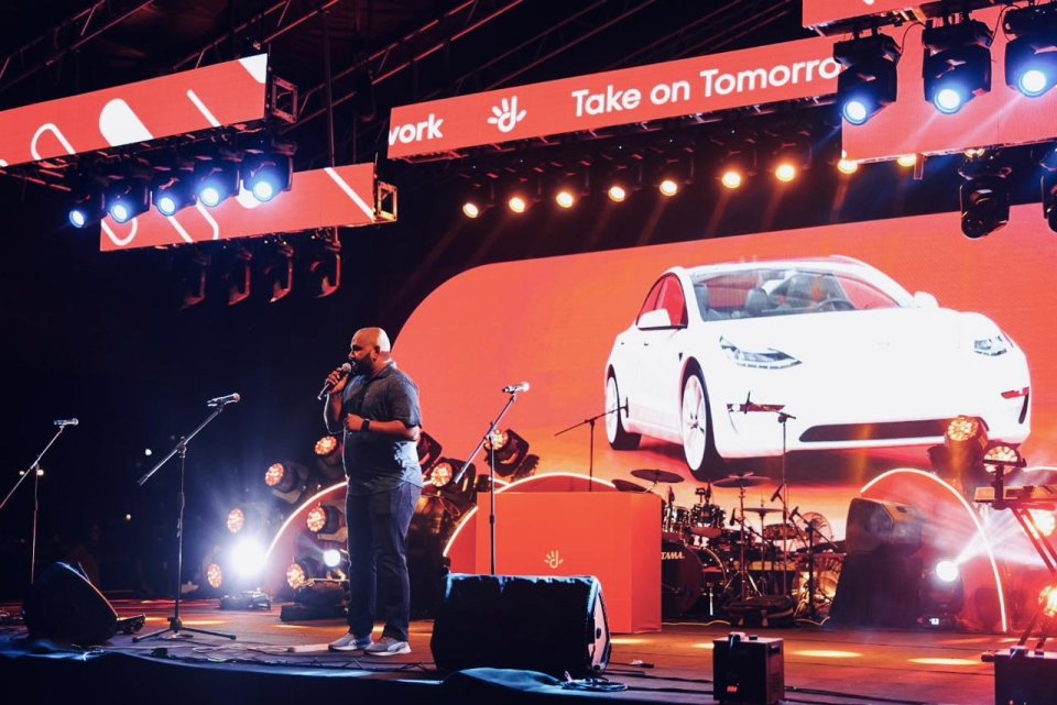 Dhiraagu Tesla car libunee Musthafa Mohamed ah