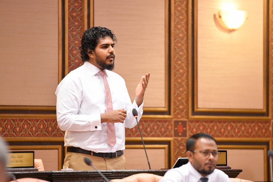 Fenakaige muvazzafun adhives madhukuran lafaadheynan: Azaan