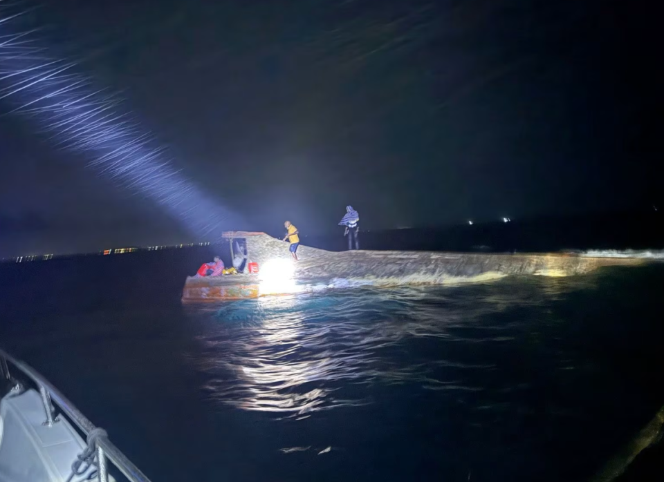 Gaafaru kairi ah landing craft eh adiah gos, 2 meehaku gellijje