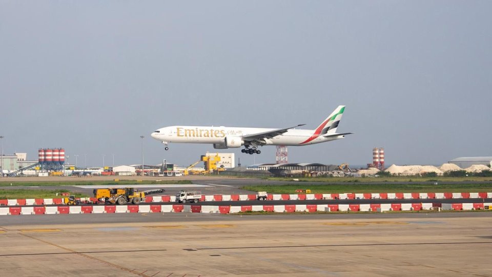 Medhu iru mahchah dhathuru kuraa dhiveheen dhuraalai, dhathuruge kankan reyvymah edhijje