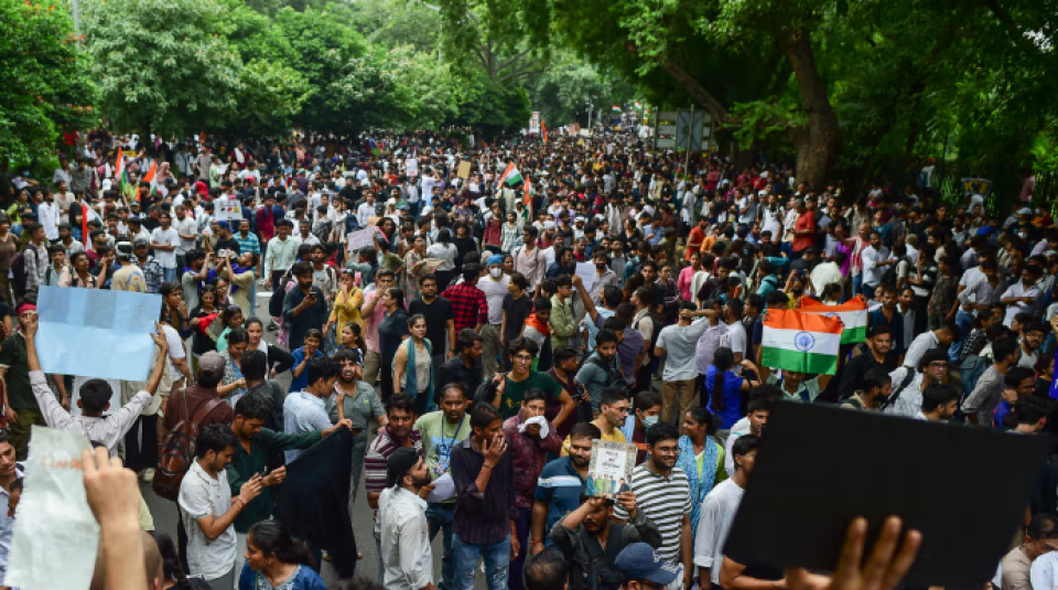 Zuvaanun feshi muzaaharaa aaeku India gai siyaasee nuthanavaskan ithuruvanee