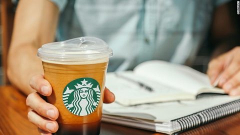 Starbucks in plastic holhi dhookohlanee!