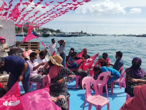 Raees Yameen minivan kuran govaalai Ihthijaaju kuri 2 meehaku suspend