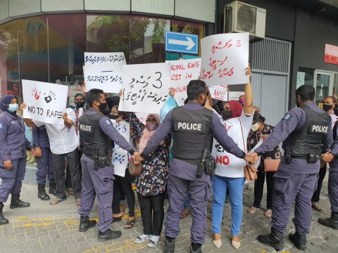 Kanbalun ge muzaaharaa in 4 meehaku fuluhun ge belumuge dhashah