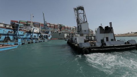 Suez canal gai beehifai oi boat emme fahun funkoffi