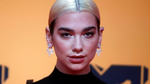 Palestine ah thaeedhu kureethee faadu kiyumun Dua Lipa varugadha rahdheh dheefi