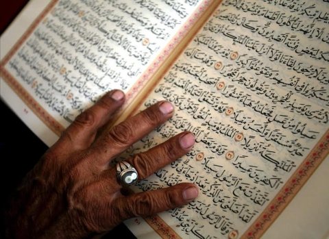 Religion: Quran akee eyge zaathugai ves naseyhathekeve