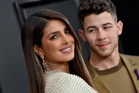 Priyanka aa Nick aslahves vari vaneetha?