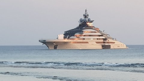 Dhathi kurumuge fiyavalhu alhaafaivaa Russia ge billioner ehge super yacht eh raajjeygai