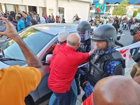 Idhikolhun beyvvi muzaaharaagai 7 meehaku hayyarukoffi 