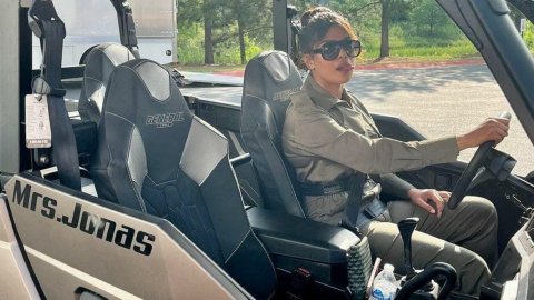 Nick, Priyanka ah agubodu car eh hadhiya koffi 