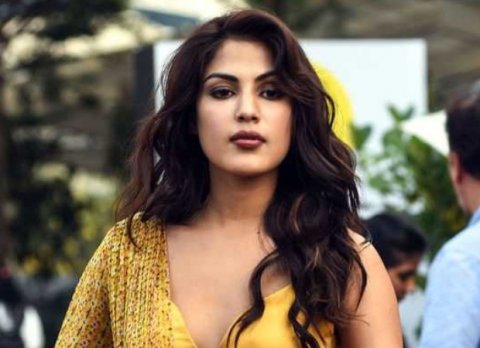 Masthuvaathakethi massalaagai Rhea Chakraborty ge machah dhauvaakoffi