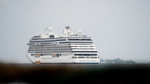 Aharuge furathama cruse liner aee Germany in 1,000 touristunnaaeku