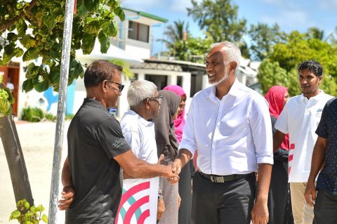 Dhivehi aabaadhee ah nisbaivaa komme rayyithakee gaumah aguhuri dhari eh: Raees