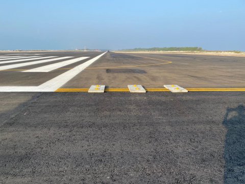 Aadhihtha dhuvahu hanimaadhoo airport ge aa runway ah rest flight jassanee