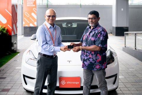 Dhiraagun dheyn vaudhuvi Tesla car naseebuveriyaa aa havaalu koffi