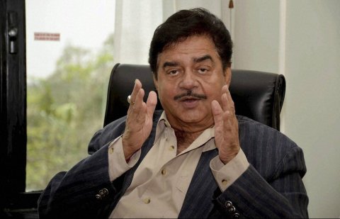 Kuree ge actor Shatrughan Sinha hospital gai admit kohgen faruvaa dhenee