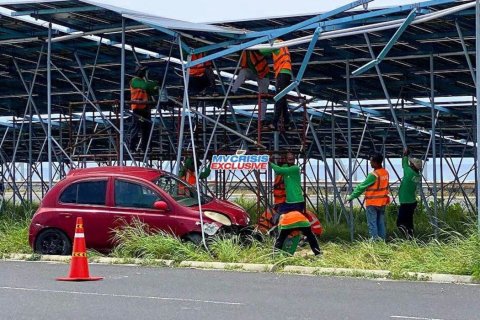 Car eh control nuve gos highway ga huri solar panel thakuga jehijje