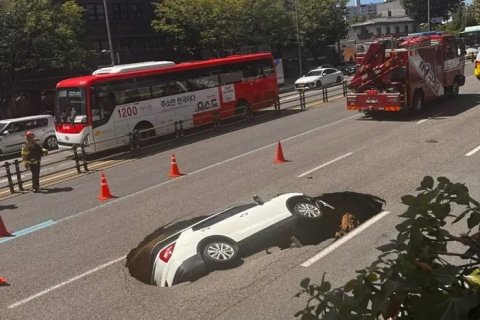 South Korea gai sinkhole akah car dhamaigane 2 meehakah aniyaa vejje