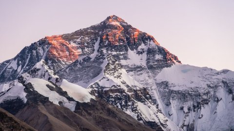 Dhuniyeyge emme us farubadha akee Everest eh noon!