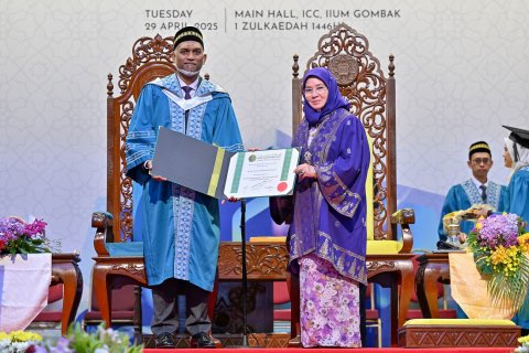 Alumni in dhekolhu hadhamun dhanikoh Muizzu ah honorary doctorate kan dheefi
