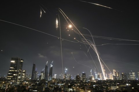 Israel ah varugadha hamalaa thakeh iran in dhee ethah thaneh bimaa hamakollaifi
