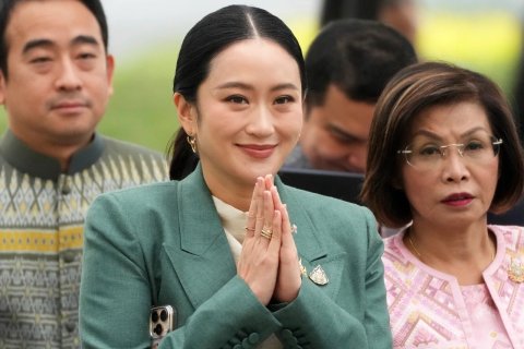 Thailand ge dhusthooree court in egaumuge boduvazeeru Shinawatra suspend koffi