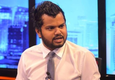 Shauthu thakaa eku Hussain bandhun dhookollaifi