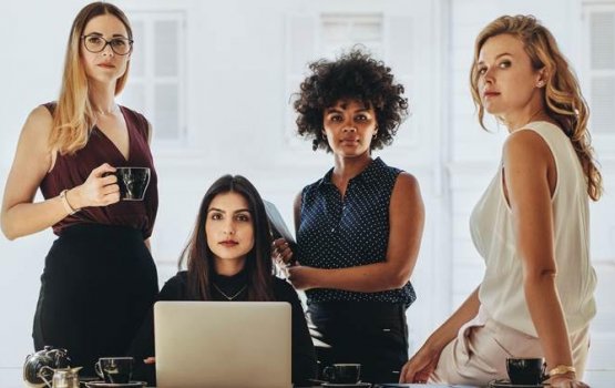 Hiyvarudheyn anhen rahumaiytherin thibiyya masaikathuge fenvaru rangalhuvey