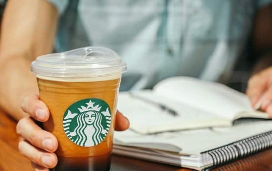 Starbucks in plastic holhi dhookohlanee!