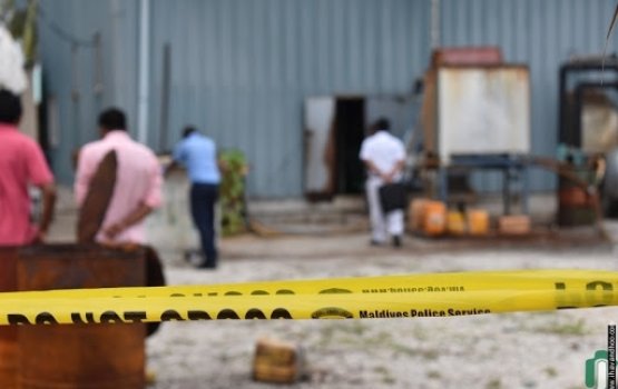 Raheenu kuri bidheysee akah fuluhun himaayai dheefi