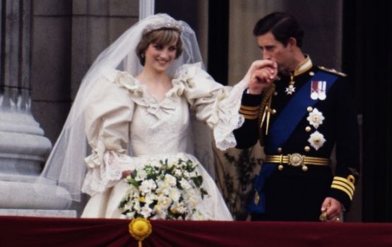 Kaiveni kurumuge eh dhuvas kurin Diana dheke loabinuva vaahaka Charles buni 