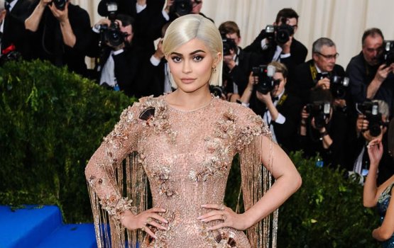 Make-up artist ehge surgery ah fund hoadhan edhumun Kylie hoonu fenah 