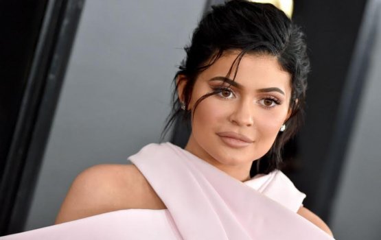 Mi aharu emme bodu aamdhanee eh Kylie 