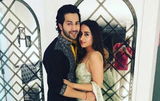 Varun aai Nathasha ge kaiveneege photo thh varah salhi 