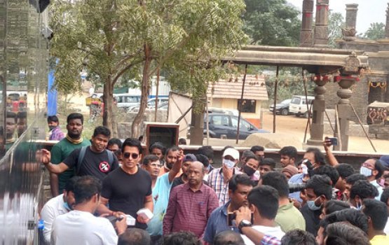 Sonu Sood eynaage 100 crew membarunnah phone hadhiya kohfi