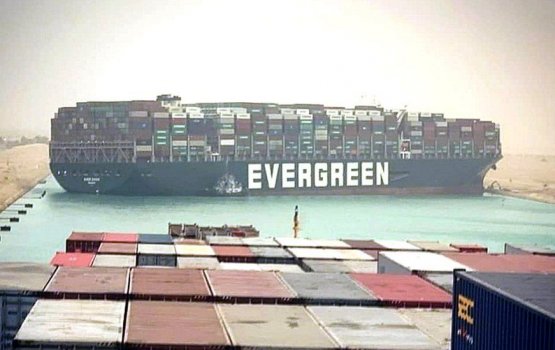 Suez Canal gai container boat eh thaashive, canal bandhuvejje