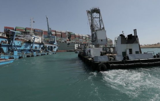 Suez canal gai beehifai oi boat emme fahun funkoffi