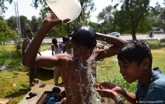 Roadha ah hunna iru varudherave karu hikka nama mikan kan kohlaa!