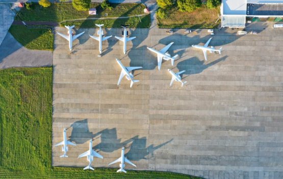 Huhdha nethi Gan airport vadhe Jet ehge photo negi group eh hayyaru koffi