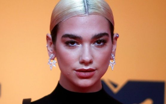 Palestine ah thaeedhu kureethee faadu kiyumun Dua Lipa varugadha rahdheh dheefi