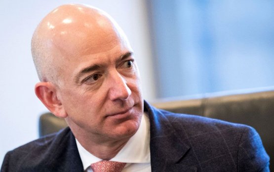 Amanzon ge CEO kamun Jeff Bezos isthiufaa dheefi