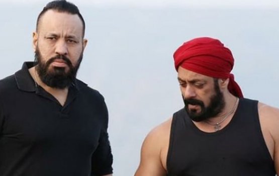 Bollywood mashooru tharinge bodyguard musaara engeytha? 