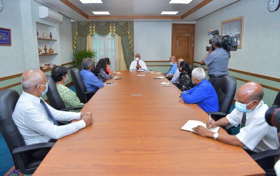 Dhivehi dhaulathah khidhumai kurumuge inaamu, dhe munaasabathehgai dhenee