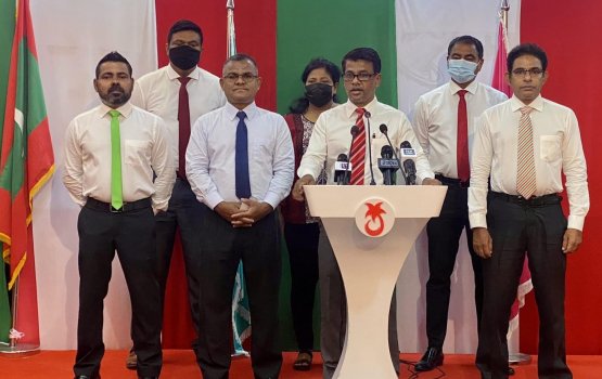 Minivan kamuge dhifaaugai idhikolhun bodu jalsaaeh bavvanee