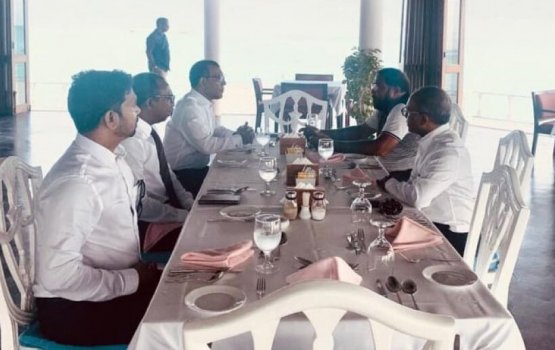 Nasheed kulli gothakah Qasim aa badhdhalu kuravvaifi