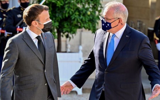 Australia in France ah: Eiffel tower hadi kuranee aharemeneh noon