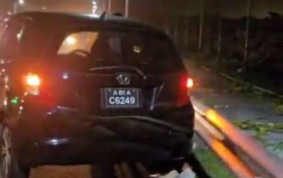 Hulhumale ah dhiya car eh highway fence gai jehi accident vejje